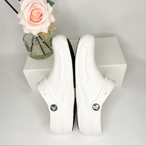 White CROCS Unisex Slip Resistant Work Shoe Size 6 Women/4 Men - Picture 3 of 12